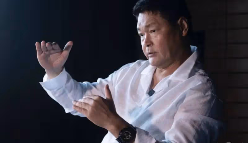 63歲香港老戲骨內地被偶遇,曾與周星馳一吻成經典,被誤認為是周華健的兄弟