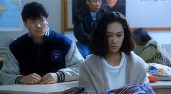 63歲香港老戲骨內地被偶遇,曾與周星馳一吻成經典,被誤認為是周華健的兄弟