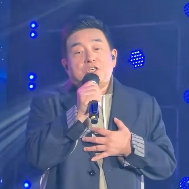 香港知名歌手呂方胖到不見脖，網友直呼不敢認，娶富婆老來得女