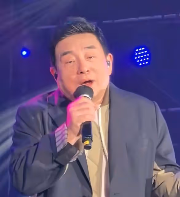 香港知名歌手呂方胖到不見脖，網友直呼不敢認，娶富婆老來得女