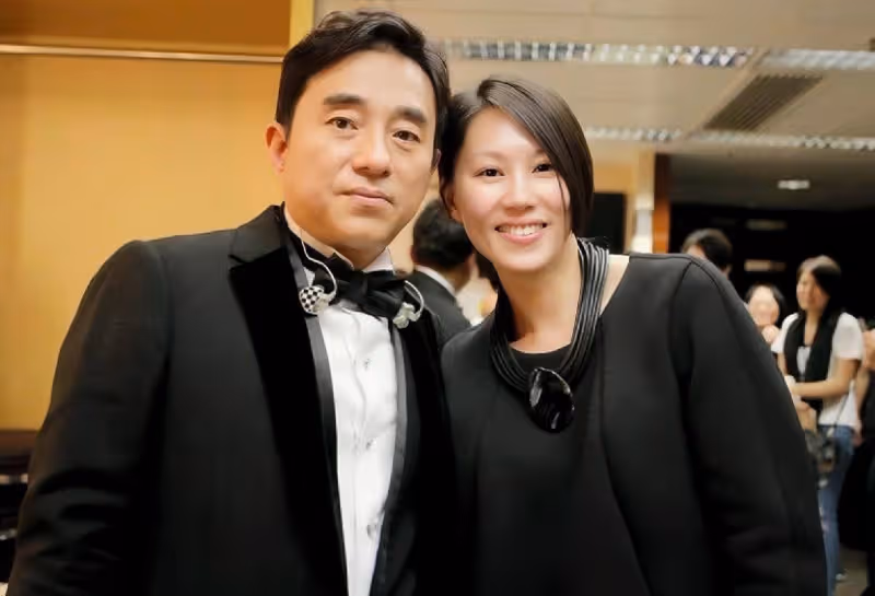 香港知名歌手呂方胖到不見脖,網友直呼不敢認,娶富婆老來得女