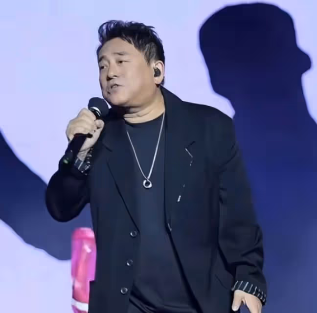 香港知名歌手呂方胖到不見脖,網友直呼不敢認,娶富婆老來得女