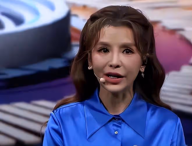 50歲朱迅錄吃播被指面癱,嘴歪眼斜網友認不出,身體健康引擔憂