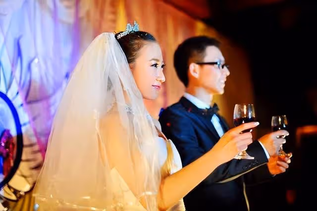 回顧:母親救助男孩不求回報,2015年女兒結婚時,收到1500萬匯款