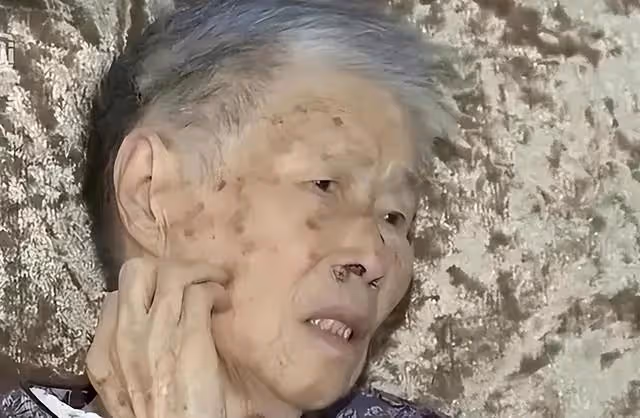 回顧55歲「巨嬰」熊麗啃完前三任丈夫,啃94歲老母,從未工作一天