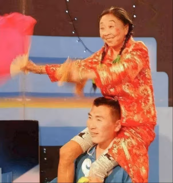 回顧:60歲「高齡老太」為愛整容,嫁給30多歲小伙,後來怎麼樣了