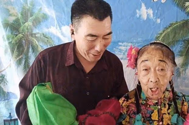 回顧:60歲「高齡老太」為愛整容,嫁給30多歲小伙,後來怎麼樣了