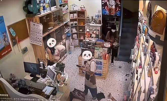 嫌店員給寵物狗洗澡不夠溫柔,小情侶拖拽踢打店員,要給狗討公道