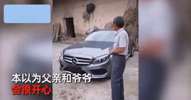 小伙花40萬月供2千提車回老家,父親和爺爺卻發愁:房子還塌著呢