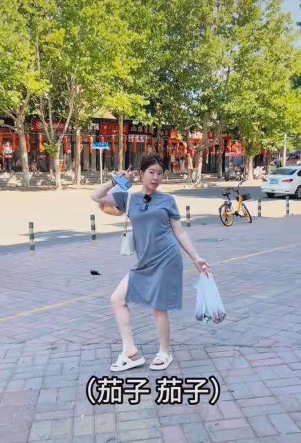 笑噴!女子提茄子姍姍來遲,朋友提醒茄子掉了,女子不停地擺姿勢