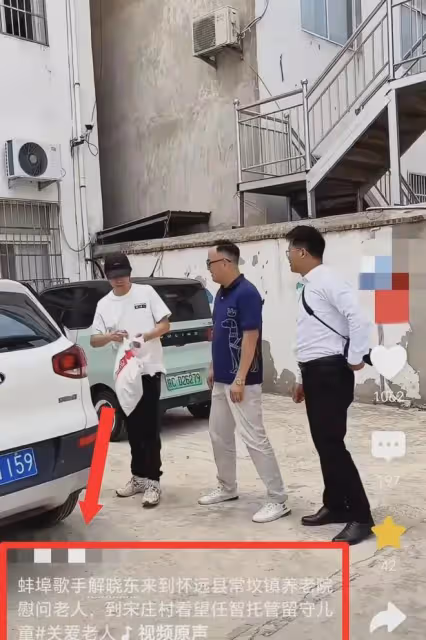 56歲解曉東最新露面!穿399元短袖髮型邋遢,背廉價布袋風光不再
