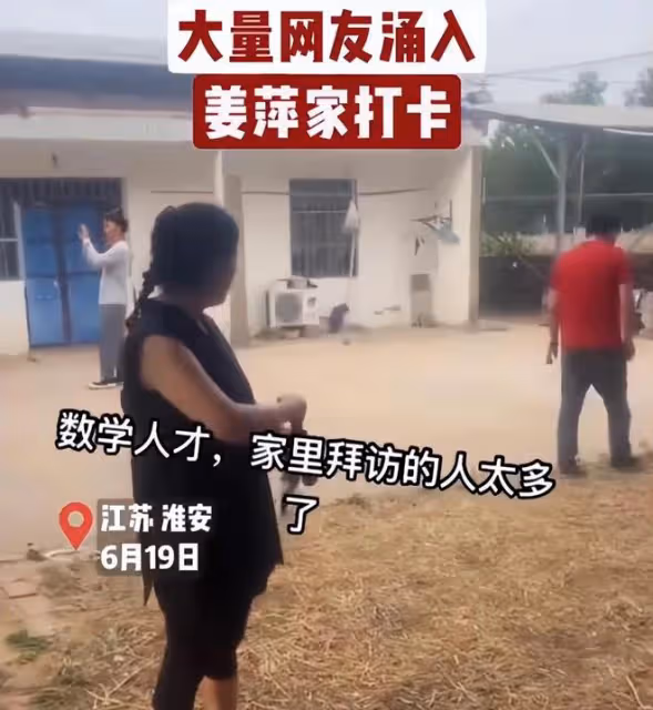 姜萍家的廚房門被踹了,屋內家具被拍,連雞鴨也被網友追著錄像