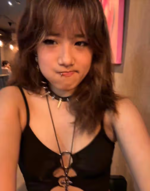 梧桐妹慶祝19歲生日,和父親與繼母在上海慶祝,戴美瞳裝扮搶眼