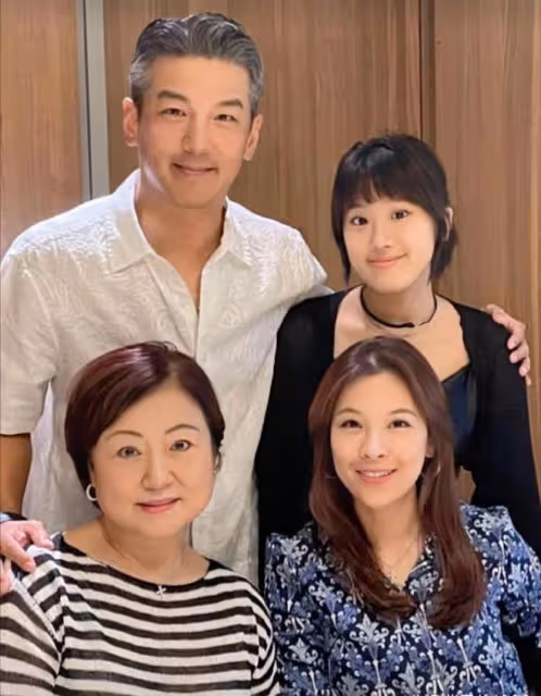 梧桐妹慶祝19歲生日,和父親與繼母在上海慶祝,戴美瞳裝扮搶眼