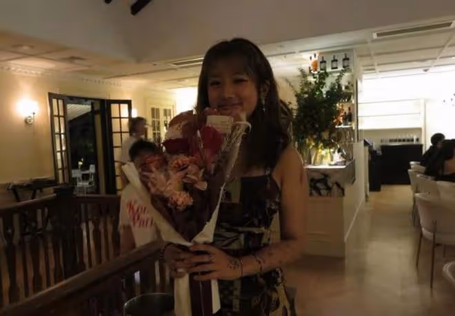 梧桐妹慶祝19歲生日,和父親與繼母在上海慶祝,戴美瞳裝扮搶眼