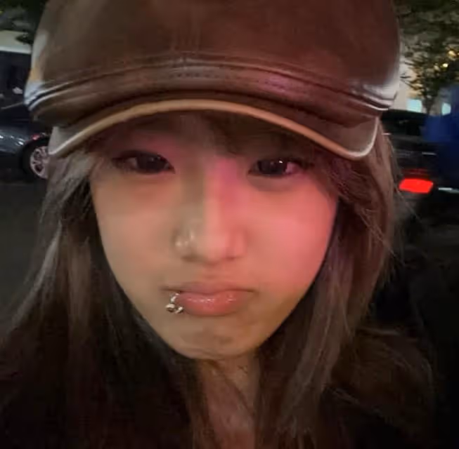 梧桐妹慶祝19歲生日,和父親與繼母在上海慶祝,戴美瞳裝扮搶眼