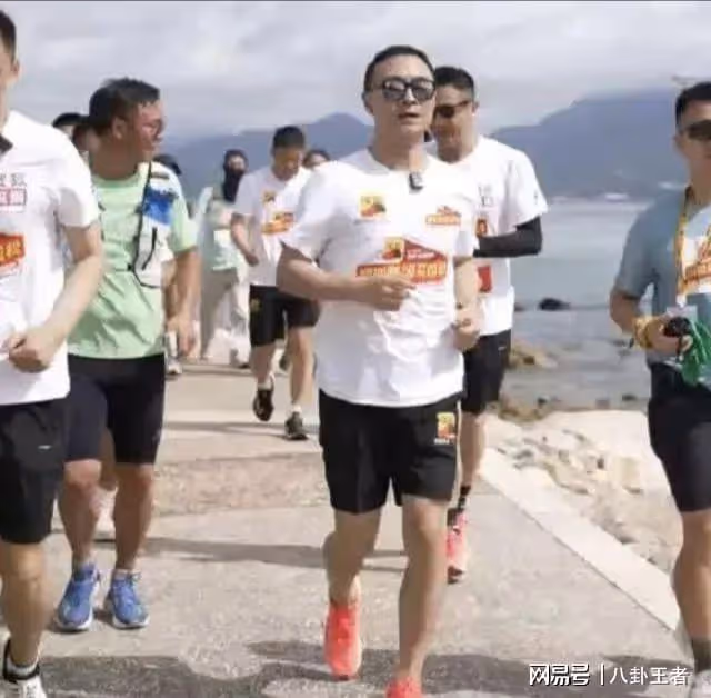 汪峰戀愛後變慈善家!花幾十萬辦演唱會不收門票,跪地給粉絲簽名