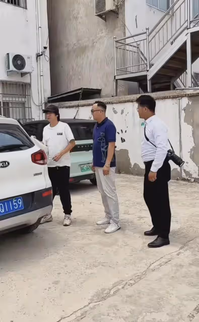 解曉東現身老家安徽懷遠，打扮樸素脖子皺紋多，曝北京房產被拍賣