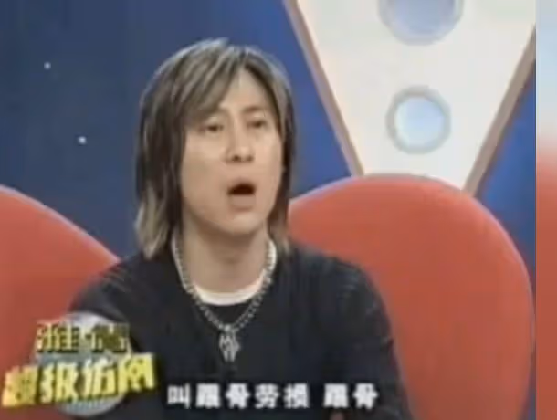 解曉東現身老家安徽懷遠，打扮樸素脖子皺紋多，曝北京房產被拍賣