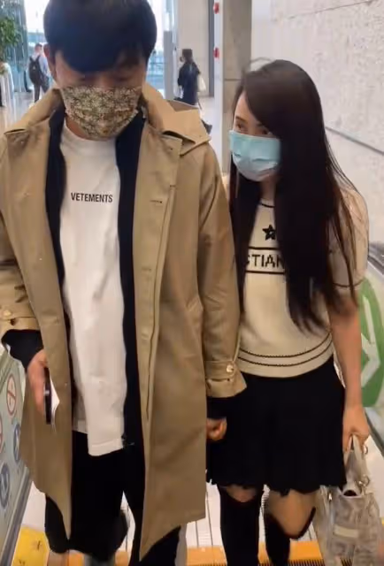 伊能靜與老公手牽手走機場,秦昊嚴肅得嚇人,與老婆表情截然相反