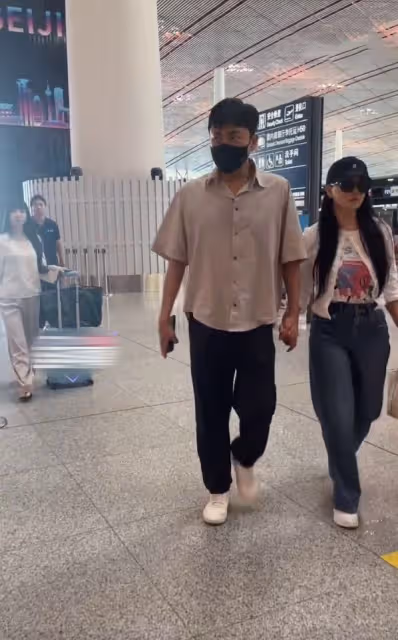 伊能靜與老公手牽手走機場,秦昊嚴肅得嚇人,與老婆表情截然相反