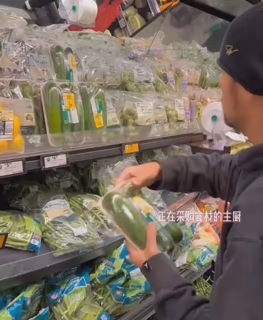周杰倫夫婦穿情侶裝買菜,親自下廚做麻辣燉飯,二人共用灶台好甜