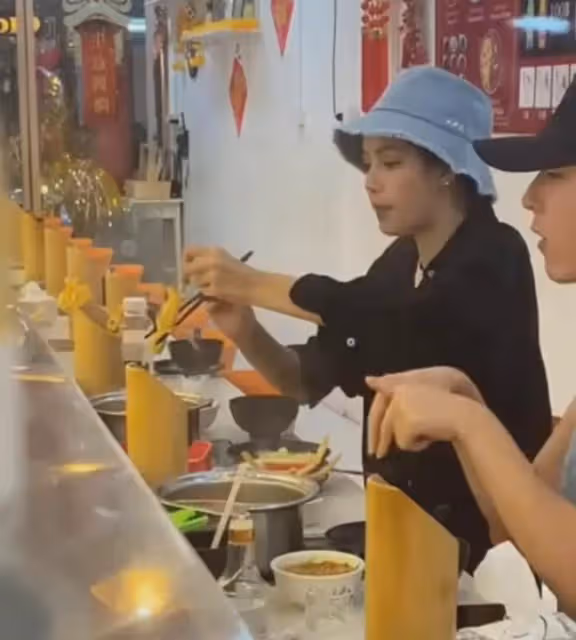 偶遇Lisa泰國吃火鍋,素顏現身大口吃肉很開心,給助理夾菜沒架子