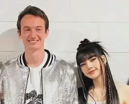 偶遇Lisa泰國吃火鍋,素顏現身大口吃肉很開心,給助理夾菜沒架子
