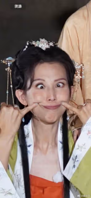 蔡少芬曬與二女兒同款鬼臉,老母親感慨:真的是我生的,一模一樣