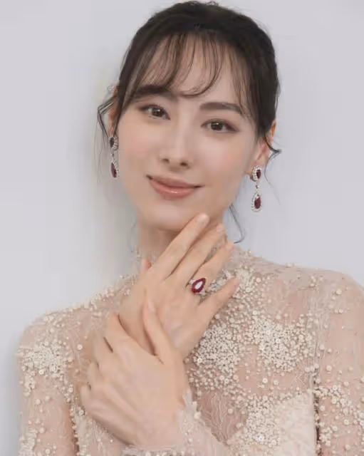 混血港星幼兒園畢業照曝光！從小美到大！未婚生3兒子仍進不到豪門