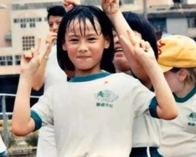 混血港星幼兒園畢業照曝光！從小美到大！未婚生3兒子仍進不到豪門