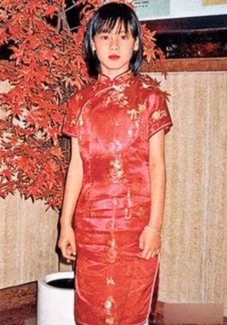 混血港星幼兒園畢業照曝光！從小美到大！未婚生3兒子仍進不到豪門