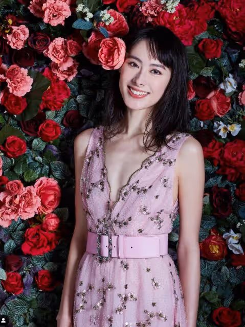 混血港星幼兒園畢業照曝光！從小美到大！未婚生3兒子仍進不到豪門