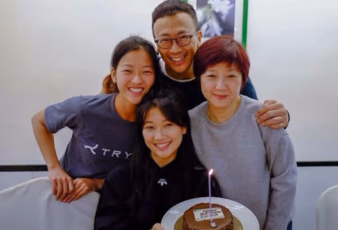 知名港星一家四口照曝光！大女兒比基尼吸睛！小女兒鋼管舞驚艷