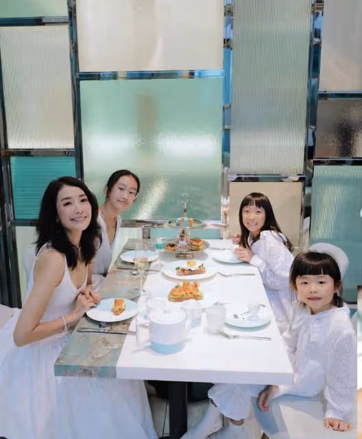 TVB前女星大曬內衣照！曾傳與謝霆鋒拍拖，婚後生4個女兒