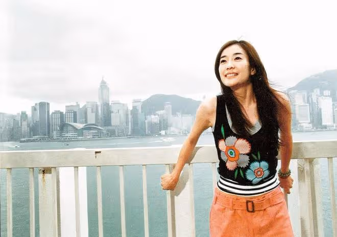 TVB前女星大曬內衣照！曾傳與謝霆鋒拍拖，婚後生4個女兒
