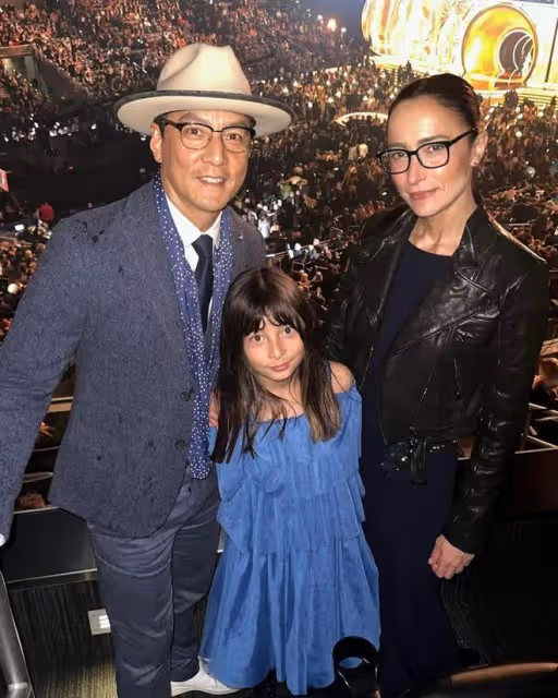 男神港星曬合照悼亡父！娶美國賭場CEO千金，11歲女兒時尚前衛