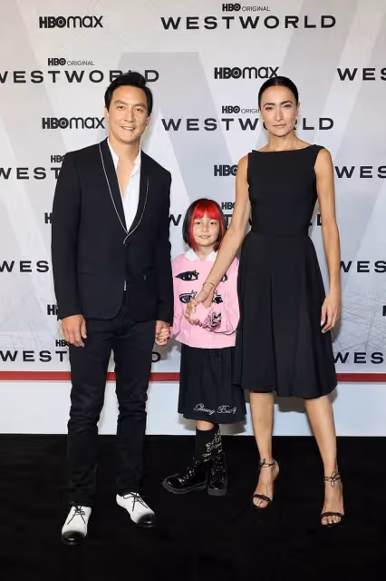 男神港星曬合照悼亡父！娶美國賭場CEO千金，11歲女兒時尚前衛