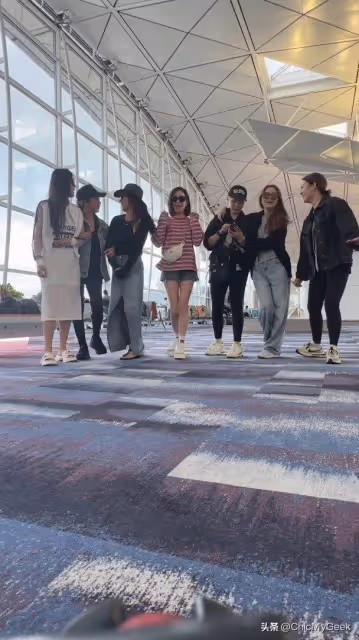 佘詩曼和七魔女姐妹團游泰國,49歲大秀素顏泳照!