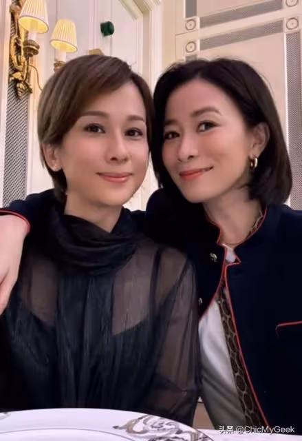 佘詩曼和七魔女姐妹團游泰國,49歲大秀素顏泳照!