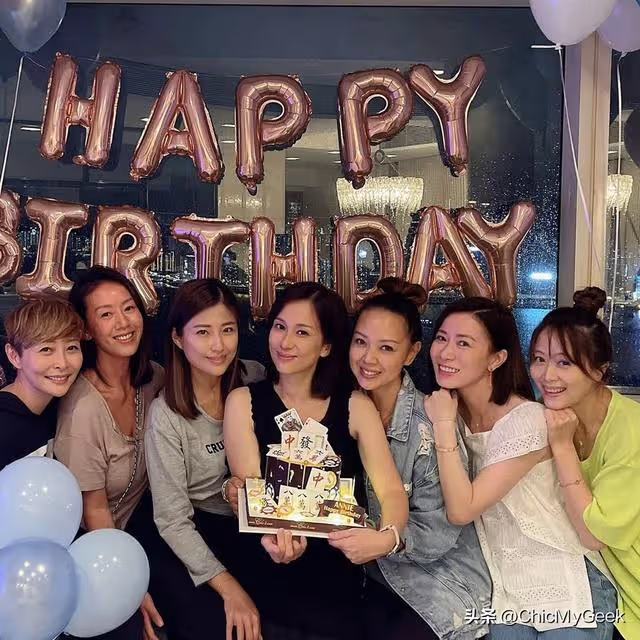 佘詩曼和七魔女姐妹團游泰國,49歲大秀素顏泳照!