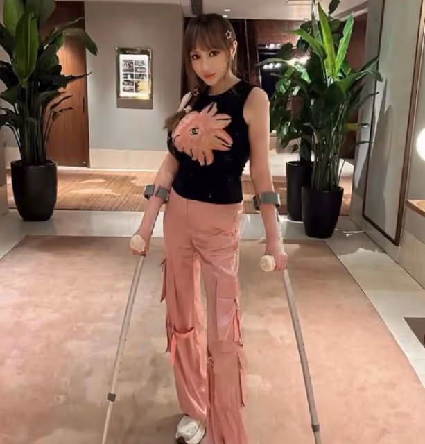 60歲香港名媛患病成「蛇精臉」,身材火辣,離婚後獨居過億豪宅