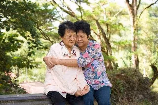 姑姑把我撫養長大！今年薪400萬「她打電話借40萬」給姑父做手術　我拒絕了被老婆質問「我告訴老婆真相」她卻沉默了