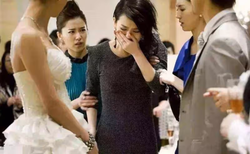 前妻再婚我帶兒子參加！剛到現場「兒子尖叫一聲」　我抬頭看清「新郎面目」後失控砸了婚禮