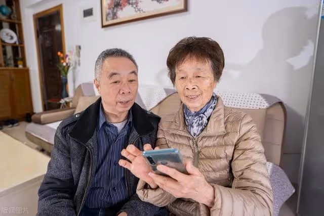 婆婆出車禍走了公公身體也變差！ 2個小叔都不肯照顧，我和老公「帶回家照顧15年」公公沒給過一毛錢 但他過世第2天「家裡來了2個律師」…