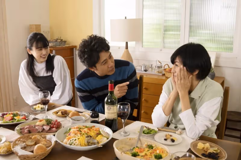 婆婆出車禍走了公公身體也變差！ 2個小叔都不肯照顧，我和老公「帶回家照顧15年」公公沒給過一毛錢 但他過世第2天「家裡來了2個律師」…