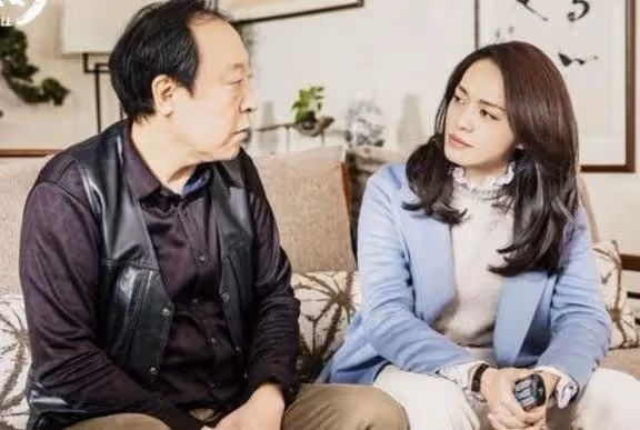 姐姐養老10年，得知父母要把兩套房子都給了弟弟， 第二天，姐姐把父母送弟弟家，交代弟弟：輪到你養老了 。然後頭也不回的走了