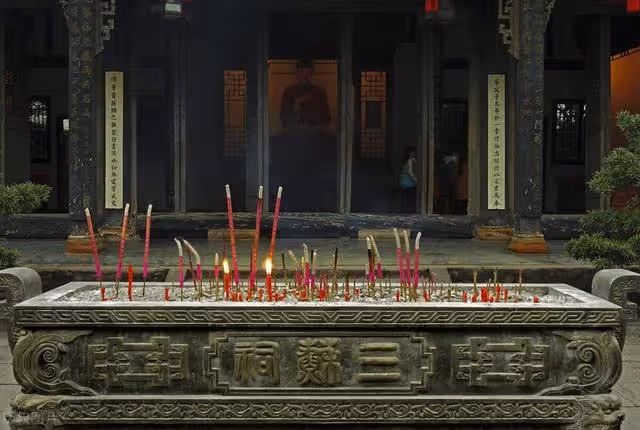 爸爸心梗走了！媽媽從此信佛更虔誠「退休後天天去廟裡當義工」，她退休每月有18000「常捐錢給寺廟」說要多做功德… 直到有次她病倒「付醫藥費時我一看她的帳戶」當場腿軟了