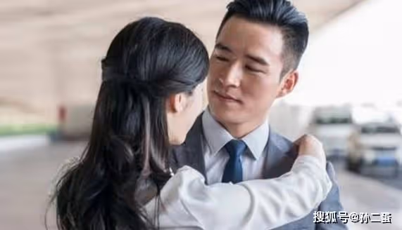 與妻子結婚5年，一直都沒有孩子，檢查後才知道妻子不孕。後來我和女同事出軌，對方意外懷孕了，我也堅決地要和妻子離婚。直到幾天前，我在床下「發現一張泛黃的紙」，看完後當場淚崩：只有我被蒙在鼓裡…