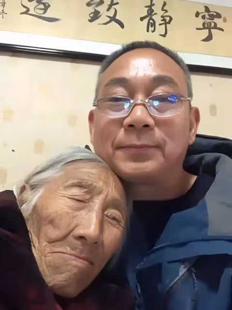 104歲的老母親「每天抱兒睡」黏得像孩子　孝兒辭職陪伴「9年從未睡好覺」卻感恩：沒人比我幸福！